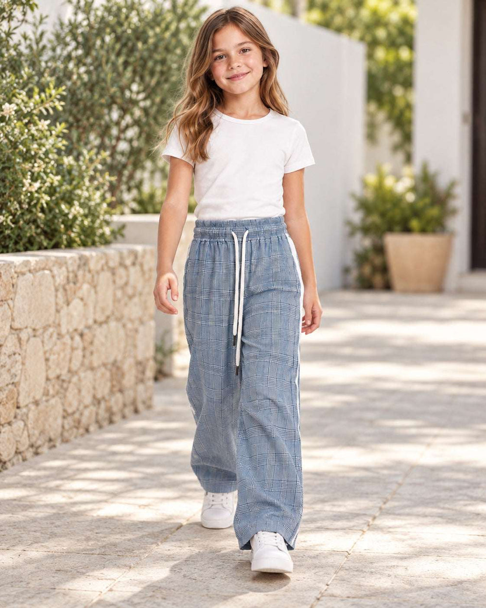 מכנסיים רחבים משובצים לילדות בתכלת עם פס צד לבן