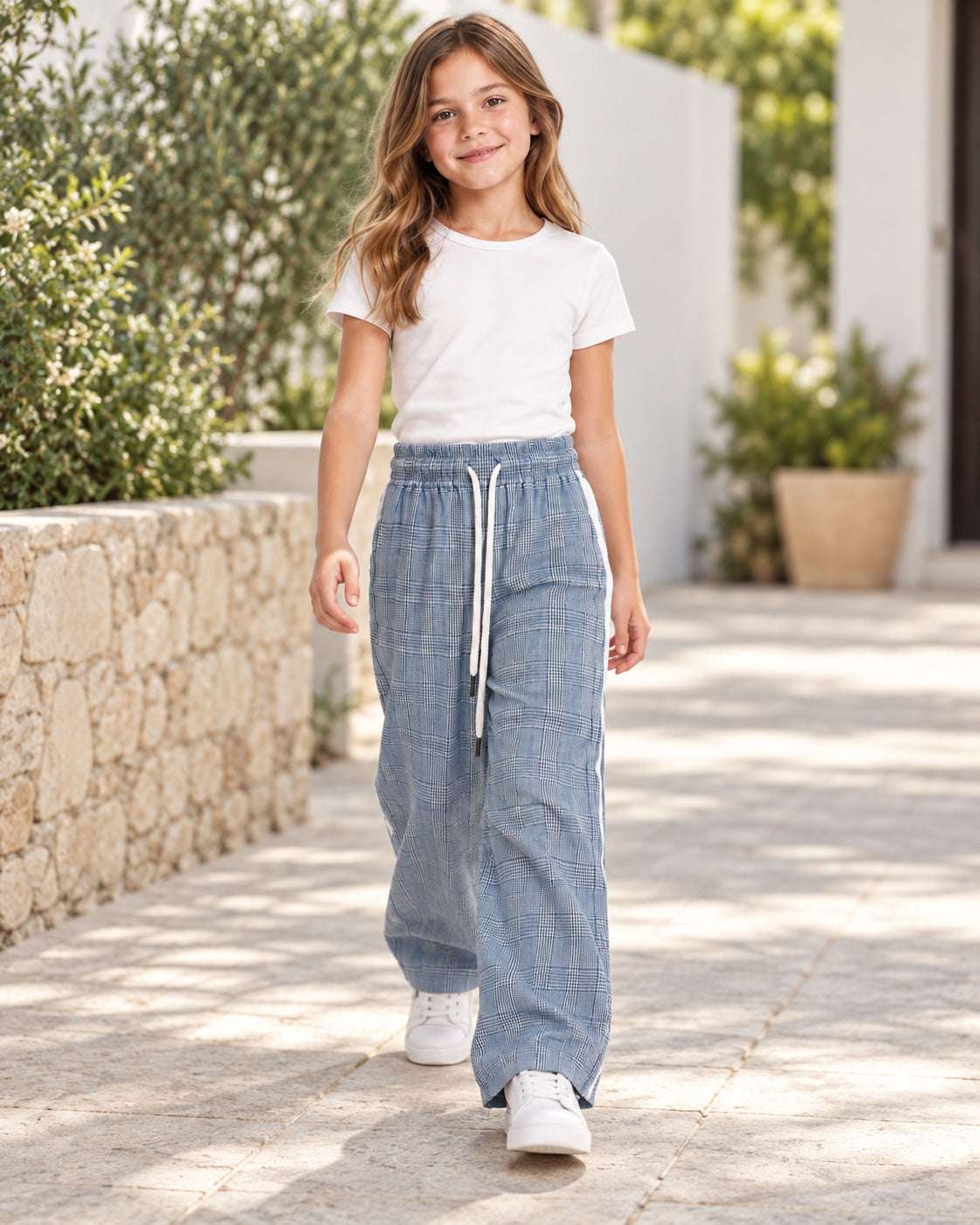 מכנסיים רחבים משובצים לילדות בתכלת עם פס צד לבן