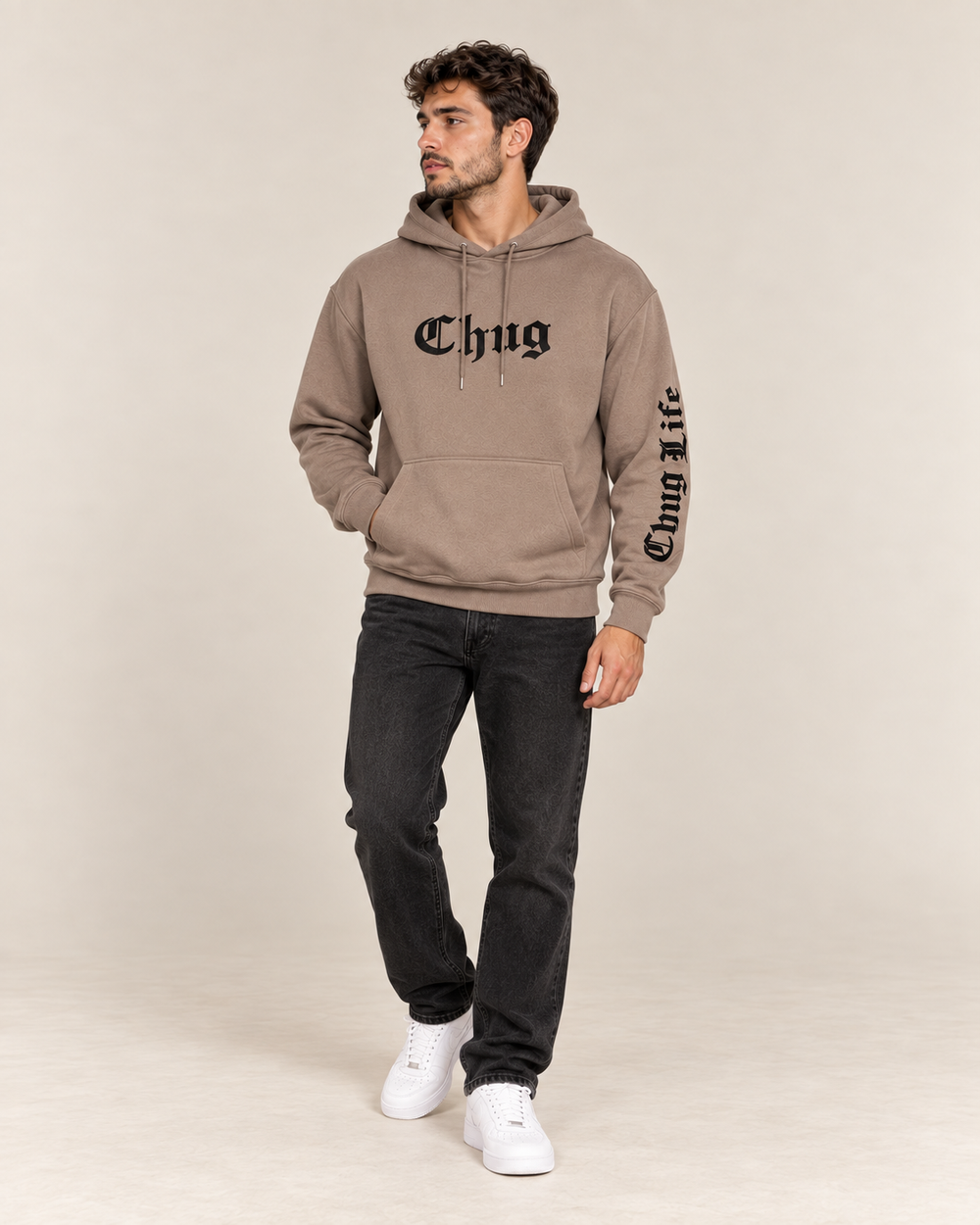 חום בהיר / טאופ — לגברים קפוצ׳ון והדפס – CHUG 9003 — צילום סטודיו
