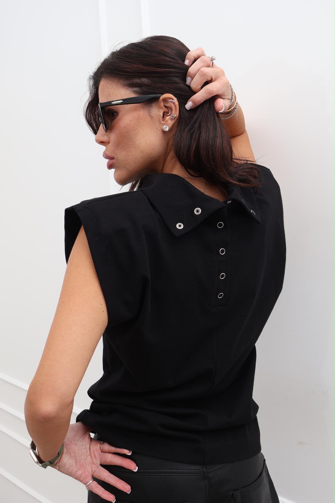 חולצת תיק תק לנשים בצבע שחור – מבט מאחור