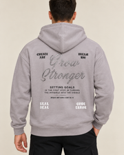 קפוצ׳ון לגבר GROW STRONGER – הדפס כיתוב – אפור בהיר – תקריב