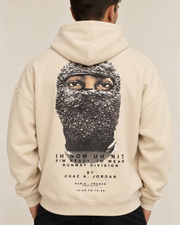 קפוצ׳ון לגבר RUNWAY MASK – הדפס מסכה בגב – בז׳ – תקריב