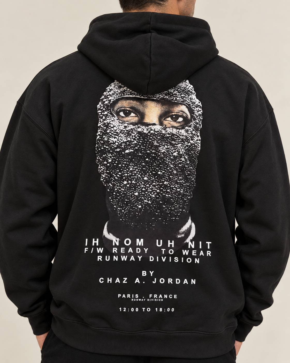 קפוצ׳ון לגבר RUNWAY MASK – הדפס מסכה בגב – שחור – תקריב