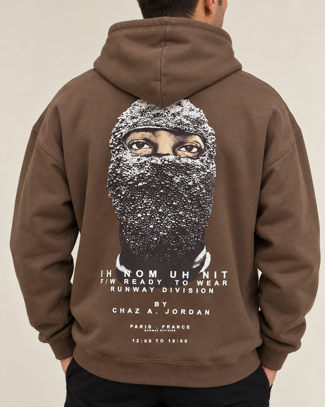 קפוצ׳ון לגבר RUNWAY MASK – הדפס מסכה בגב – חום – תקריב