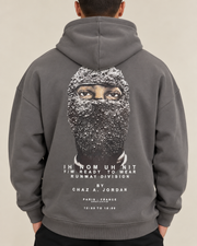 קפוצ׳ון לגבר RUNWAY MASK – הדפס מסכה בגב – אפור כהה – תקריב