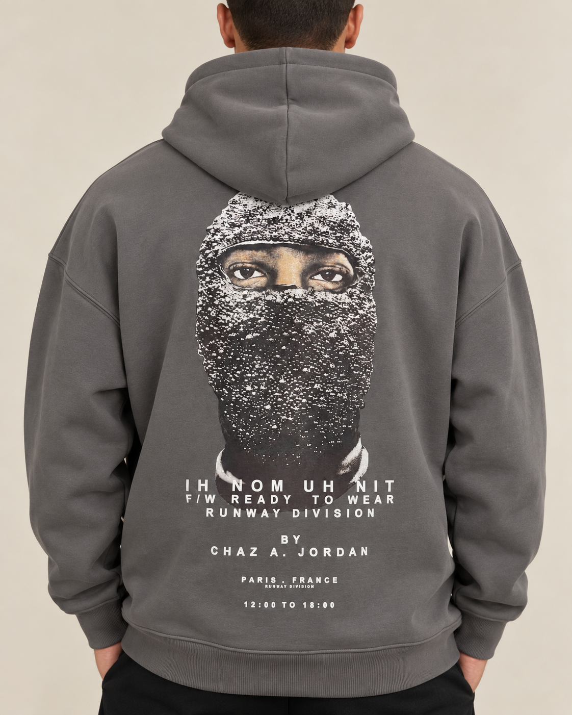 קפוצ׳ון לגבר RUNWAY MASK – הדפס מסכה בגב – אפור כהה – תקריב