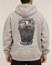 קפוצ׳ון לגבר RUNWAY MASK – הדפס מסכה בגב – אפור בהיר – תקריב