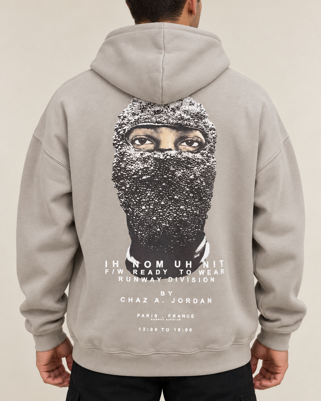 קפוצ׳ון לגבר RUNWAY MASK – הדפס מסכה בגב – אפור בהיר – תקריב