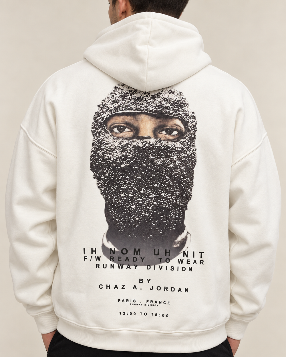 קפוצ׳ון לגבר RUNWAY MASK – הדפס מסכה בגב – לבן – תקריב
